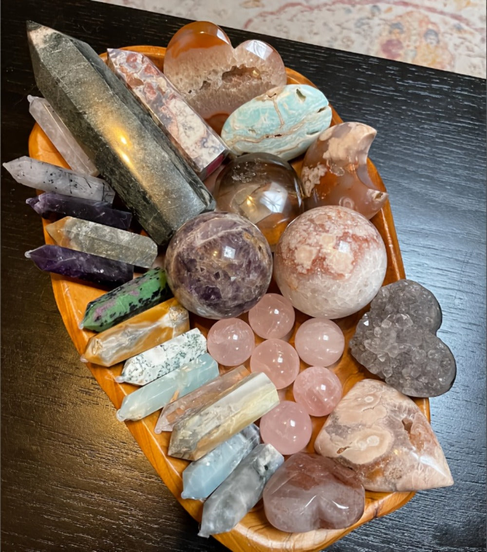 Crystal Gift Box Set 450g ¨C Raw Stones, Agate & Crystal Carvings Collection Box for Home Decor, Office Ornaments & Holiday Gifts ¨C 1LB Mixed Healing Crystal Set