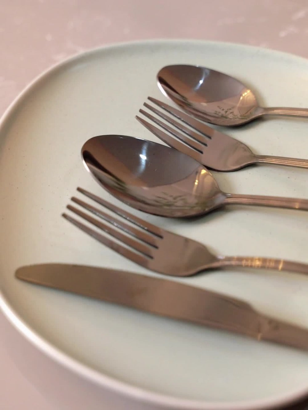 Stainless Steel Flatware Cutlery Set ¨C Mirror Polished, Dishwasher Safe, Silver & Black Options, Service for 4 / 8 / 12 ¨C Kitchen Utensil Set for Home, Restaurant & Wedding Gift