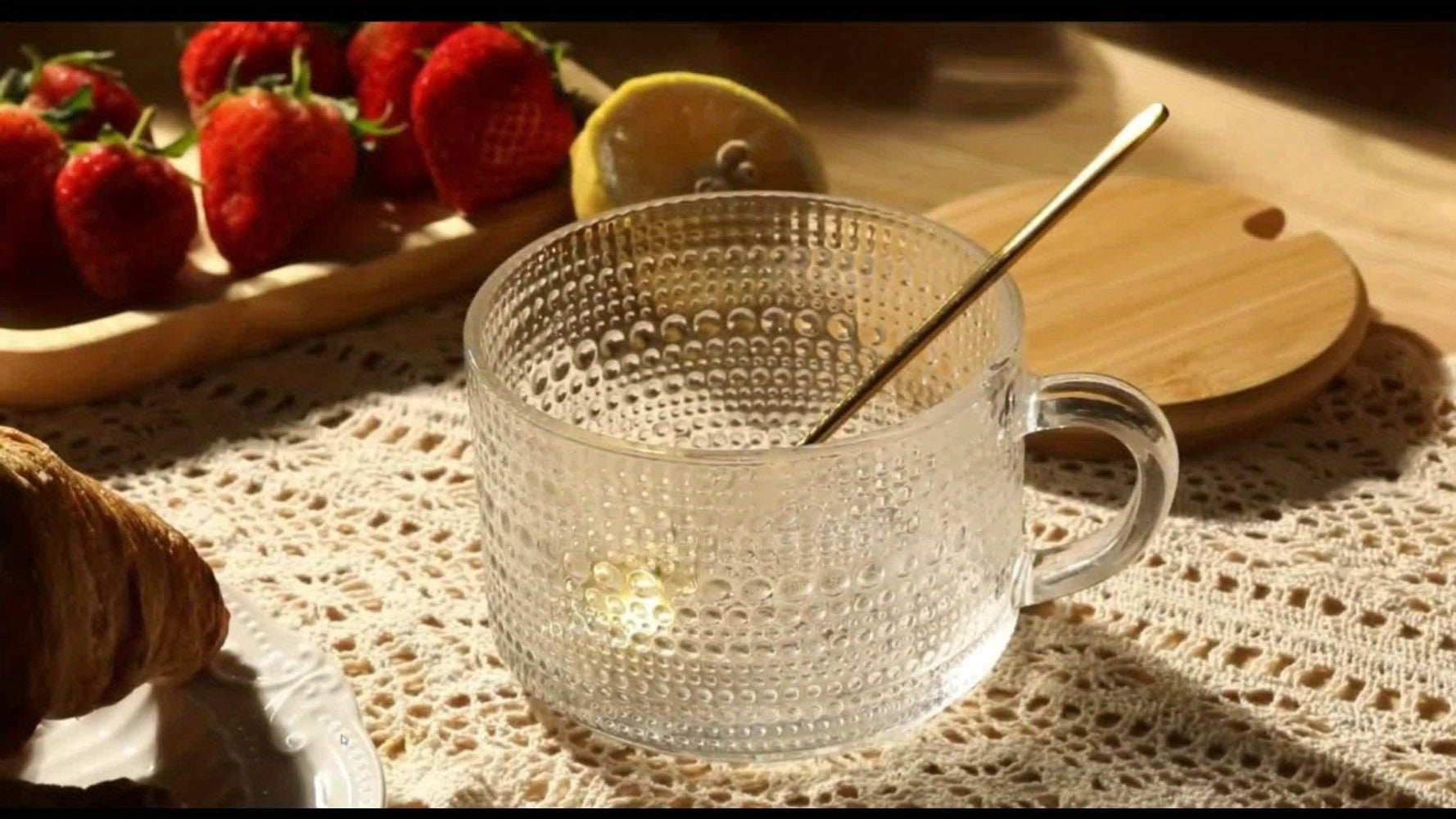 Glass Coffee Cups Set of 4 with Bamboo Lids and Spoons 450ml Vintage Embossed Iced Coffee Glasses for Cappuccino Latte Overnight Oats