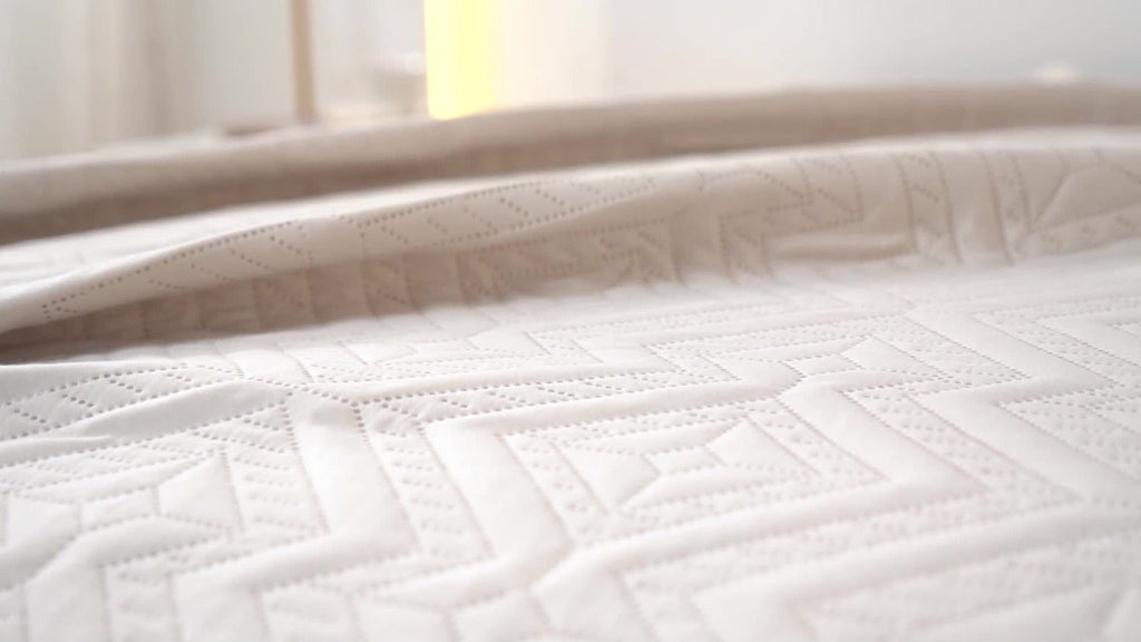 Bedspread Set 3 Piece Striped Rhombus Pattern Soft Breathable Bed Cover with 2 Pillowcases Lightweight Comforter Alternative Bedding Set for Bedroom Dorm Room
