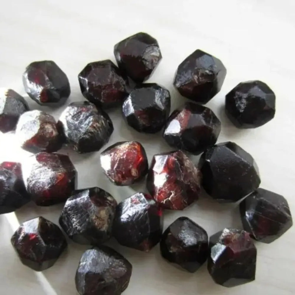 Natural Red Garnet Crystal Rough Stone ¨C Raw Unpolished Mineral Specimen for Home Decor, Crystal Healing, Feng Shui Display & Collector Gift, Genuine Gemstone Rock