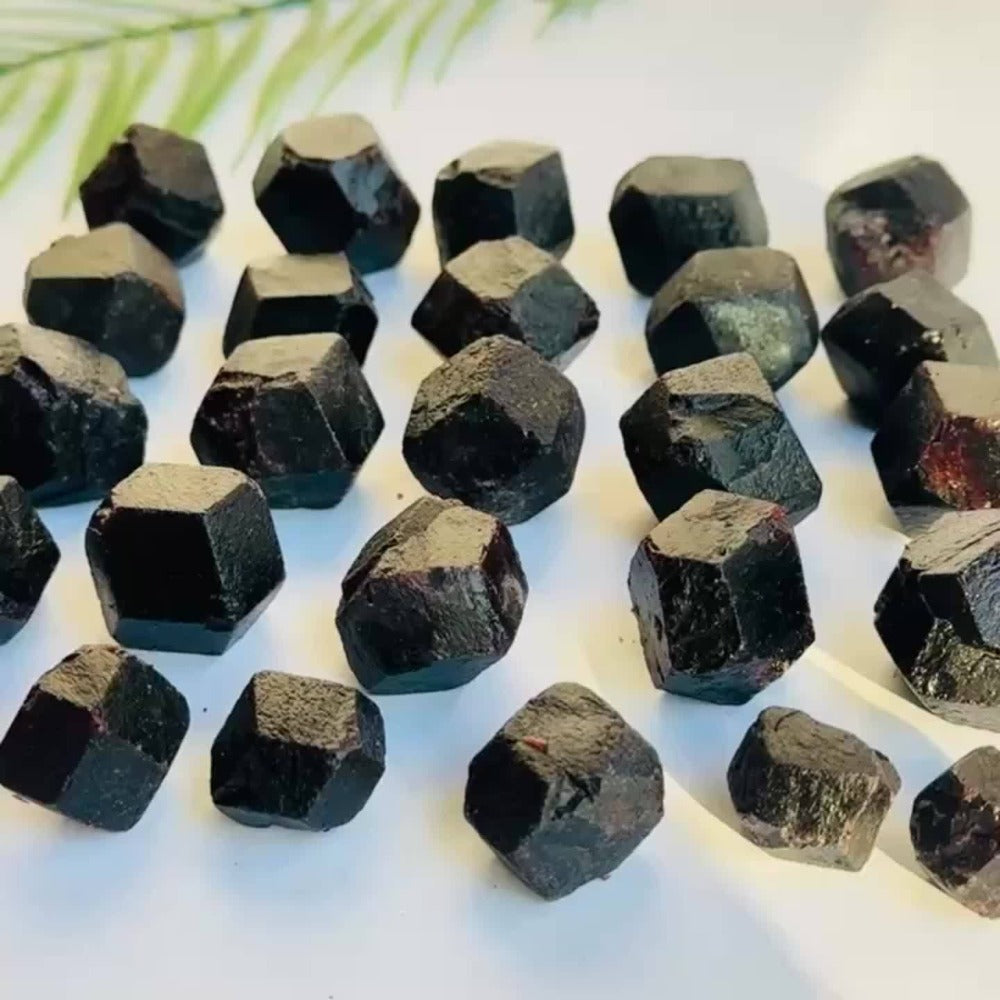 Natural Red Garnet Crystal Rough Stone ¨C Raw Unpolished Mineral Specimen for Home Decor, Crystal Healing, Feng Shui Display & Collector Gift, Genuine Gemstone Rock