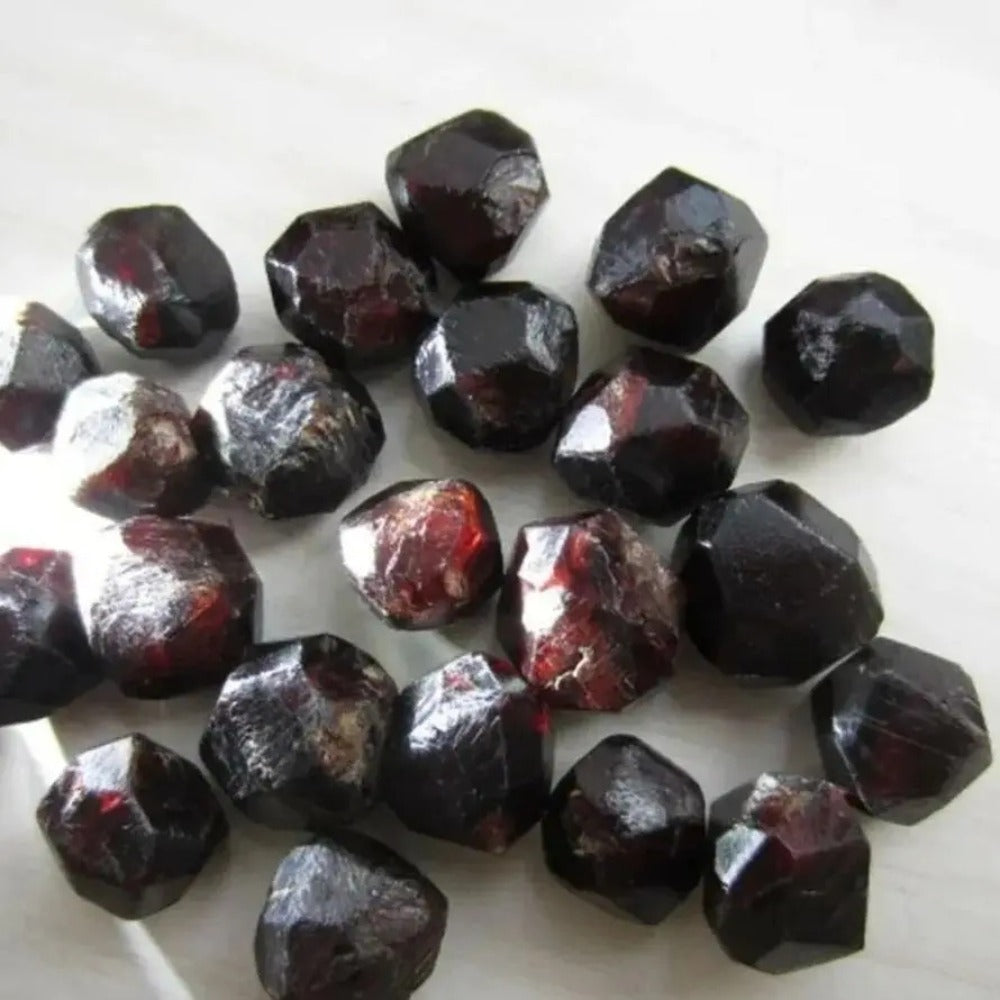 Natural Red Garnet Crystal Rough Stone ¨C Raw Unpolished Mineral Specimen for Home Decor, Crystal Healing, Feng Shui Display & Collector Gift, Genuine Gemstone Rock