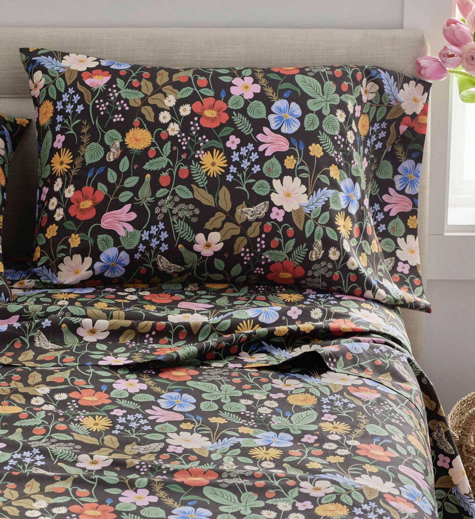 Percale Fitted Sheet - Strawberry Fields Black