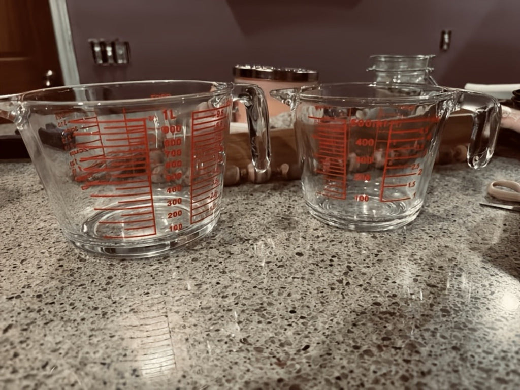 Glass Measuring Cup Heat Resistant Large Capacity with Handle 16.9 oz 33.8 oz Reusable Kitchen Baking Liquid Measuring Cup Set with Measuring Spoons