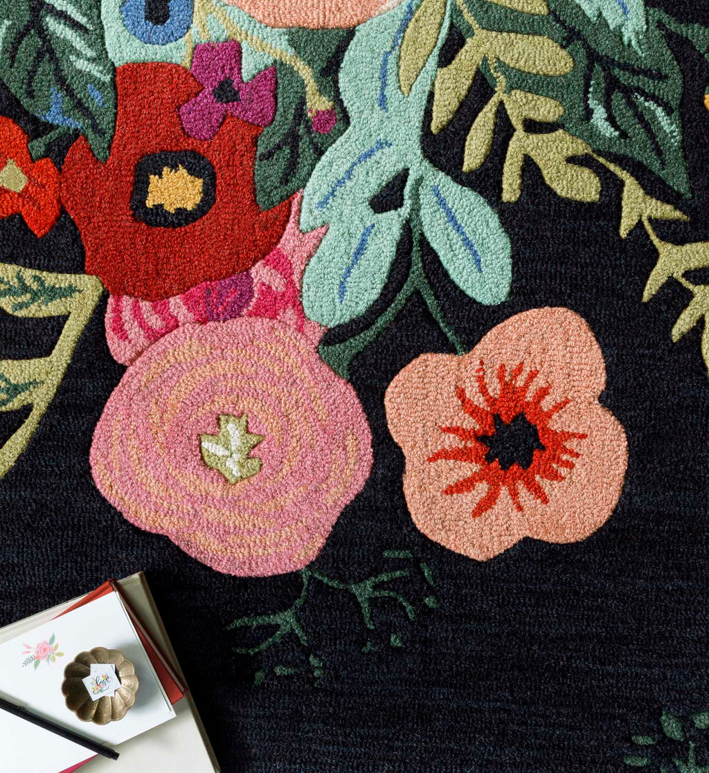 Les Fleurs Juliet Rose Bouquet Wool-Hooked Rug - Black