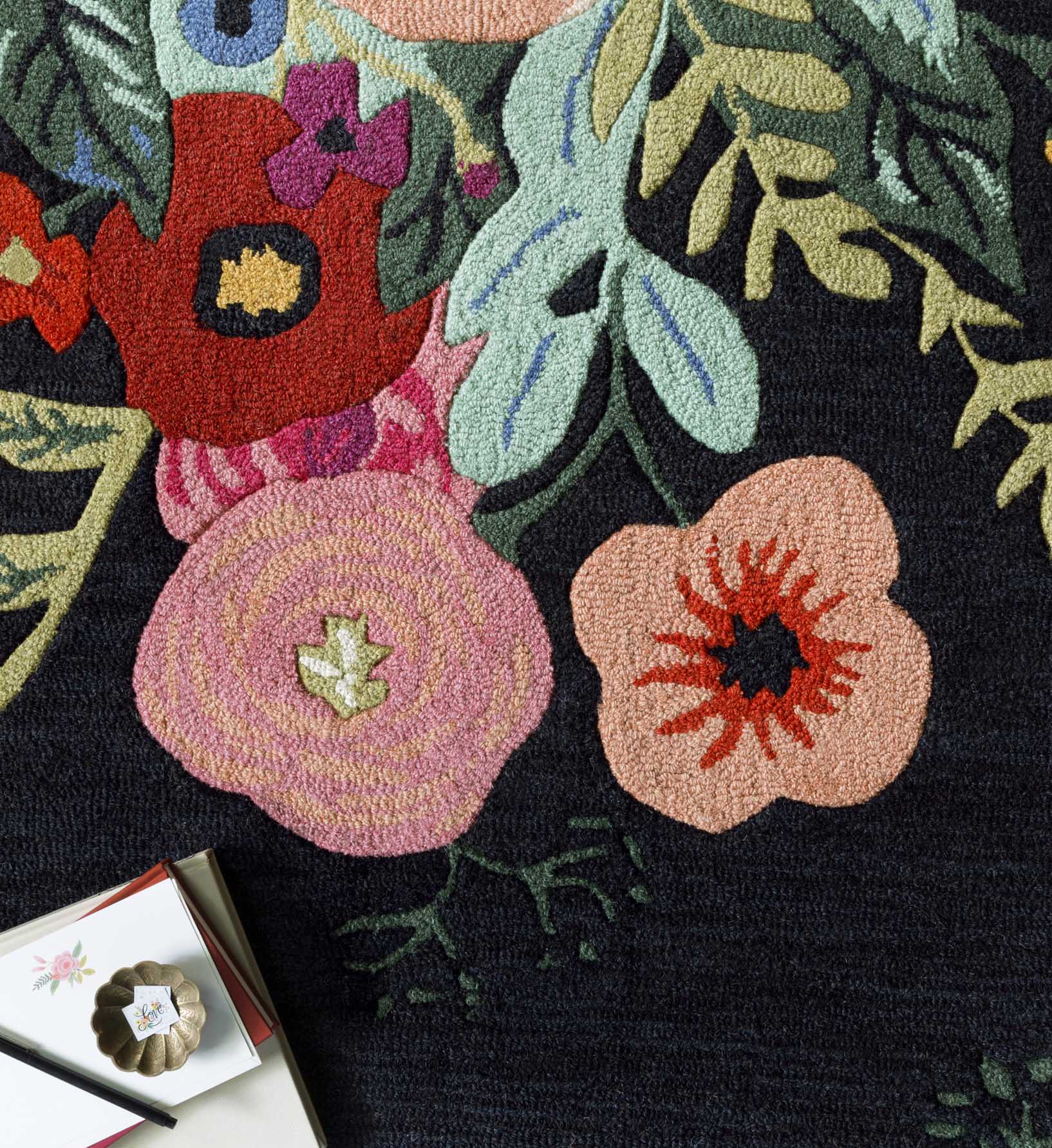 Les Fleurs Juliet Rose Bouquet Wool-Hooked Rug - Black